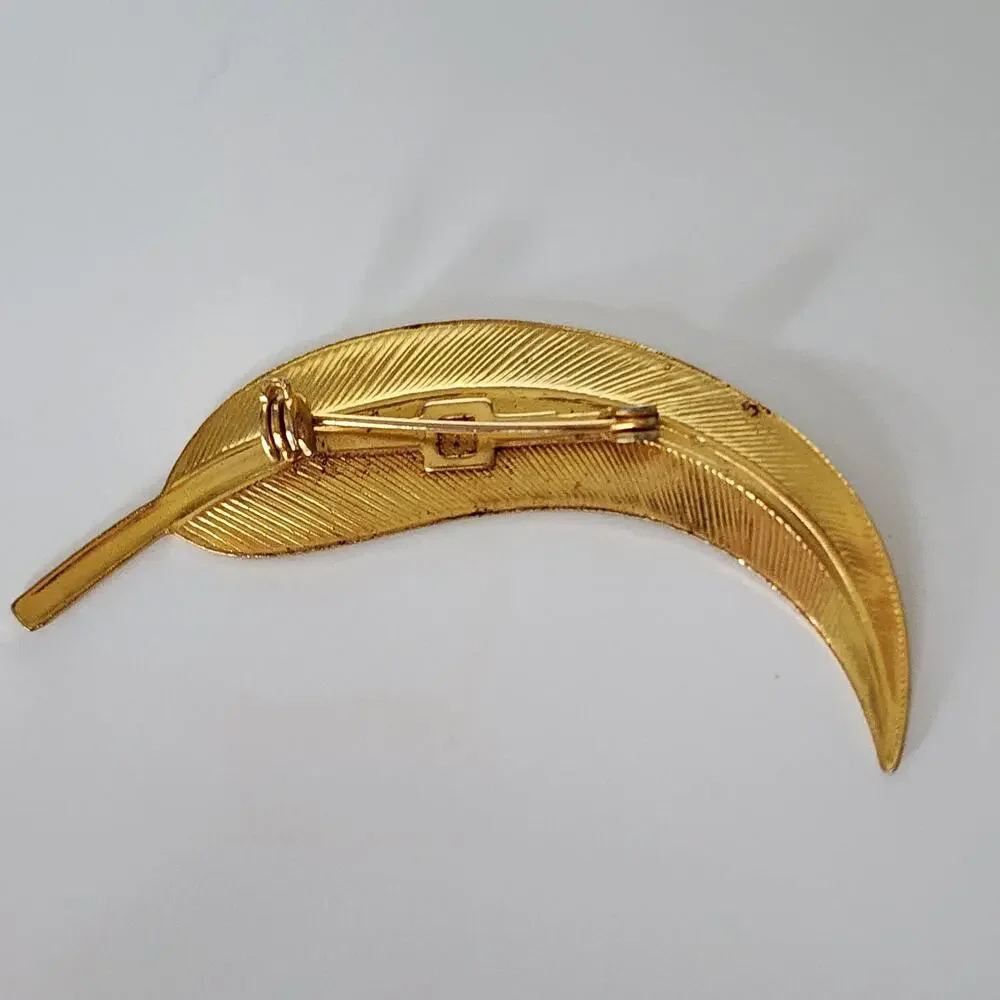 Vintage gold tone thin leaf shaped pin‎ brooch